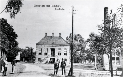 23517 Raadhuis van de gemeente Best, met militairen op de voorgrond, ca. 1915