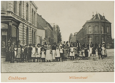 69629 Bewoners op de kruising Willemstraat-Emmasingel-Keizersgracht, ca. 1900