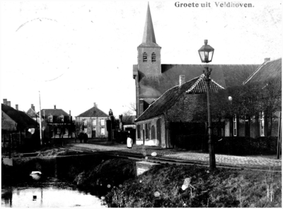 132205 Dorpstraat 1911, links het café van Friedje Verhagen daarnaast café De Tramhalte. Op de achtergrond het huis van ...