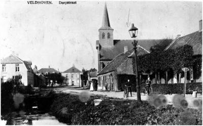 132206 Dorpstraat 1914, links café De Beurs (1913)daarnaast café De Tramhalte. Op de achtergrond het huis van Notaris ...