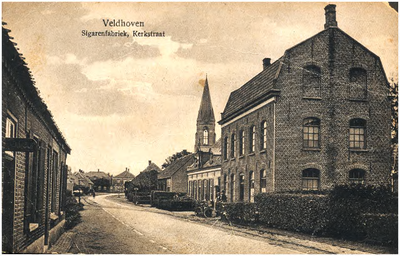 132215 Sigarenfabriek van A. de Wit, Kerkstraat 6, daarachter de toren van de R.K. kerk H. Caeciila, over het wegdek de ...