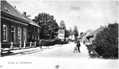 132297 Broek (Dorpstraat), richting Meerveldhoven, in de verte Heeroom (= priester) van Stiphout, 1910