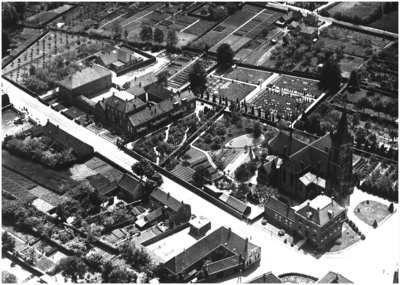 132261 Panorama van het gebied achter de R.K. kerk H. Caecilia. 1. R.K. kleuterschool (1928) 2. R.K. meisjesschool ...