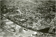 137909 Luchtfoto Helmond, gezicht op de binnenstad vanuit de richting van de 'Trambrugweg', 23-05-1935