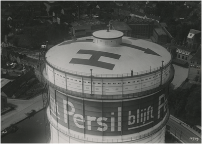 191615 Panorama van de gashouder aan de Nachtegaallaan met de reclameslogan 'Persil blijft Persil', 22-08-1935