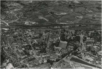 192308 Luchtopname van de binnenstad: - stadhuis (1952-1969) in aanbouw, Stadhuisplein (linksonder), - havenhoofd, ...