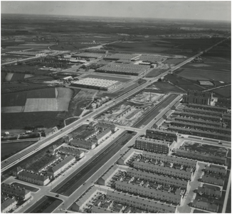 192315 Luchtopname Burghplan: - Geldropseweg (midden), - bedrijvencomplex DAF (links), - Jan van Eyckgracht ...