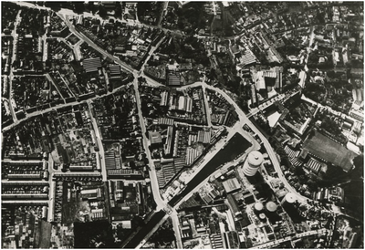 192526 Luchtopname Eindhovensch Kanaal en havenhoofd (onder): - Nachtegaallaan met gashouder (rechtsonder), - Bleekweg ...