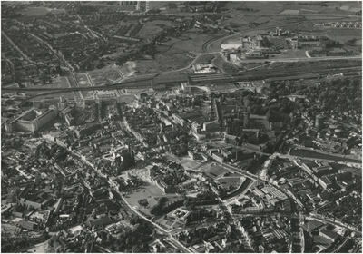 192530 Luchtopname van omgeving Stadhuisplein: - stadhuis (middenonder), - Wal en Keizersgracht (linksmiddden-onder), - ...