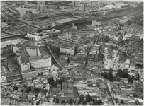 192533 Luchtopname van omgeving Emmasingel: - bedrijvencomplex Philips (links), - Keizersgracht (rechts), - gebouw de ...