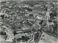 192534 Luchtopname van omgeving Stadhuisplein: - stadhuis (rechtsmidden), - Wal (midden, links-rechts), - Frederik van ...
