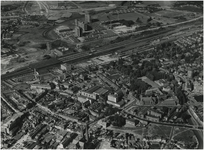 192535 Luchtopname omgeving spoorlijn: - Heilig Hart- of Paterskerk, Tramstraat (rechtsonder), - Vestdijk ...