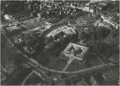 192539 Luchtopname Van Abbemuseum: - Bilderdijklaan (rechts), - Wal (links), - Dommel (midden), 17-09-1938