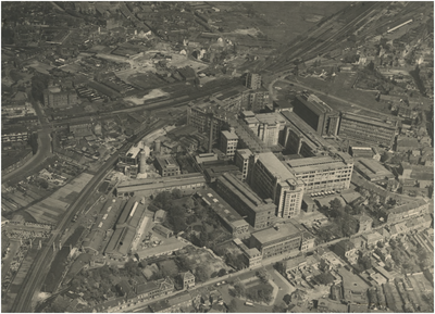 192559 Luchtopname omgeving Philipscomplex Emmasingel (midden): - Willemstraat (onder), - spoorlijn ...