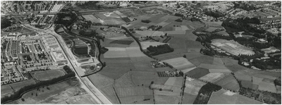 192599 Luchtopname omgeving Genneperweg (midden): - Bayeuxlaan (links), - stadskwekerij (links, grenzend aan ...