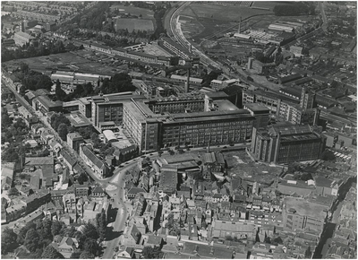 194216 Luchtopname omgeving bedrijvencomplex Philips NV: - fabrieksgebouwen Emmasingel (midden), - hoofdkantoor ...