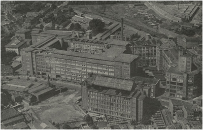 194217 Luchtopname omgeving bedrijvencomplex Philips NV: - fabrieksgebouwen Emmasingel (midden), - hoofdkantoor ...