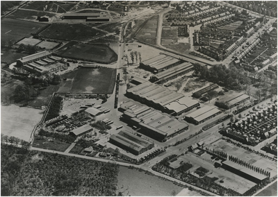 194360 Luchtopname van het Philipscomplex Strijp-R (midden) : - Halvemaanstraat (linksboven-rechtsmidden), - ...