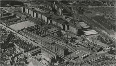 194361 Luchtopname van het Philipscomplex Strijp-S: - Bedrijfsschool, Kastanjelaan (middenonder), - fabrieken op de ...