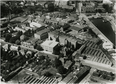 505302 Luchtfoto van de omgeving N.V. Karel 1 sigarenfabrieken, Tongelresestraat: - Tongelresestraat (van links naar ...