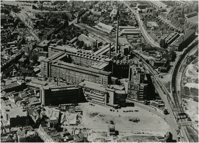 505303 Luchtfoto van de omgeving van de Philipsfabrieken Emmasingel: - herbouw Demer (voorgrond) ; - Spoorlijntje naar ...