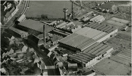 505310 Luchtfoto van de omgeving N.V. Stoomlinnenfabrieken J. Elias, Strijpsestraat: - Willemstraat (linksboven), 1949