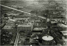 505311 Luchtfoto van de omgeving N.V. Houtindustrie Picus, Tongelresestraat: - gashouders gasfabriek (rechtsonder); - ...
