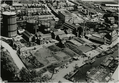 505312 Luchtfoto van de omgeving Gasfabriek, Nachtegaallaan: - N.V. Houtindustrie Picus, (rechtsboven); - Havenhoofd ...