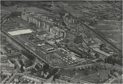 250441 Luchtfoto van omgeving Philipscomplex Strijp S: - Spoorlijn (midden rechts naar midden boven); - Glaslaan ...