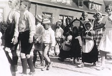 3563 Het lopen in de kinderoptocht met als thema de geschiedenis van roodkapje , 09-1934