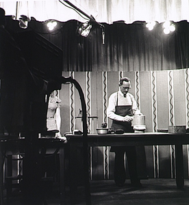 3807 Het opnemen van een proefuitzending experimentele televisie, met links Riet de Jong, cheffin van het naai-atelier ...