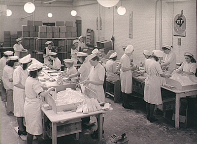 5243 Puddingfabriek Vif; meisjes aan het werk, 03-1943