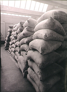 5244 Puddingfabriek Vif; opslag meelzakken, 03-1943