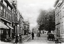 8719 Marktstraat gezien richting 'Markt'. Op de achtergrond de linde op de 'Markt', 1903