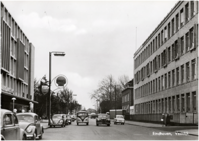 8746 Vestdijk met links autogarage Van der Meulen-Ansems en rechts Ravenshof, deel van het Binnenziekenhuis, 03-1959