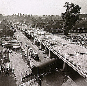 19032 Panorama van de bouw van het viaduct in de Beukenlaan, gezien vanuit het Veemgebouw, 1962
