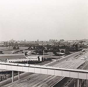 19033 Panorama op de bouw van het viaduct in de Beukenlaan, gezien vanuit het Veemgebouw, 1962