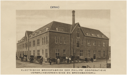 29318 Broodbezorgers met wagens voor de broodfabriek Philips Verbruiks Coöperatie (ETOS), Lijsterbesstraat 21, 1922