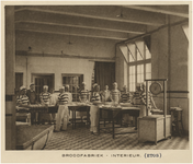 29326 Het productieproces in de Philips Verbruiks Coöperatie (ETOS) broodfabriek: personeel achter de machines, 1922