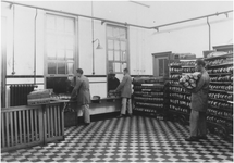 29334 Interieur broodfabriek Philips coöperatie ETOS: het magazijn, 1930