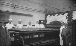 29335 Interieur en personeel van broodfabriek Philips coöperatie ETOS, 1930