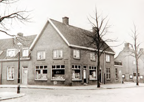 29345 Kruidenierswinkel Coöp. ETOS ( Buitenvestigingen), hoek Anjelierstraat (links) en de Leostraat , 1922
