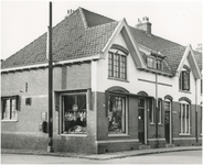 29351 Slagerij Coöp. ETOS (buitenvestiging), Frederiklaan, hoek Johannastraat, ca. 1938