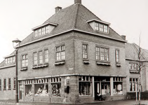 29353 Kruidenierszaak Coöp. ETOS (buitenvestiging), Zutphenstraat, hoek Halvemaanstraat, 1930