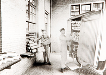 29370 De distributie van het brood van de bakkerij van de Philips Coöperatie, 1930