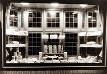 29385 Avondopname van de etalage van de ETOS-bakkerswinkel, Lijsterbesstraat 21, 1937