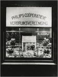 29386 Avondopname van de etalage van de slagerij van de Philips Coöperatieve Verbruiksvereeniging (ETOS), Frederiklaan ...