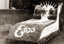 29390 Reclameoptocht ETOS: praalwagen met tekst 'Flora strooit bloemen, Etos... rijkelijk dividend.', 1935