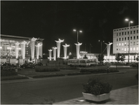 67318 Avondopname Bevrijdingsherdenking: feestverlichting op het Stationsplein, 09-1961