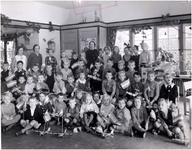148940 Een klassenfoto van de RK-Kleuterschool (Akkerstraat), 10-1935